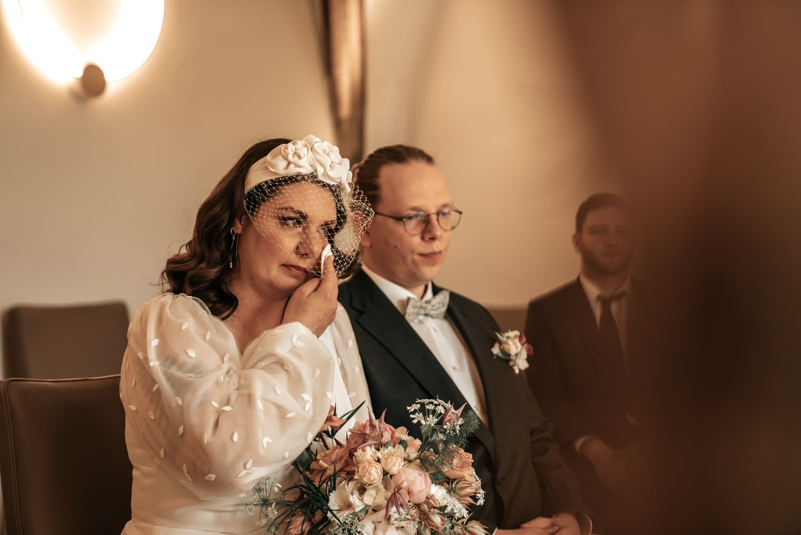 Emotionaler Moment während der freien Trauung – Braut wischt sich eine Träne ab